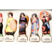 Doosje met 10 beeldjes uit Vietnam, Moilo Factory Fine Porcelain